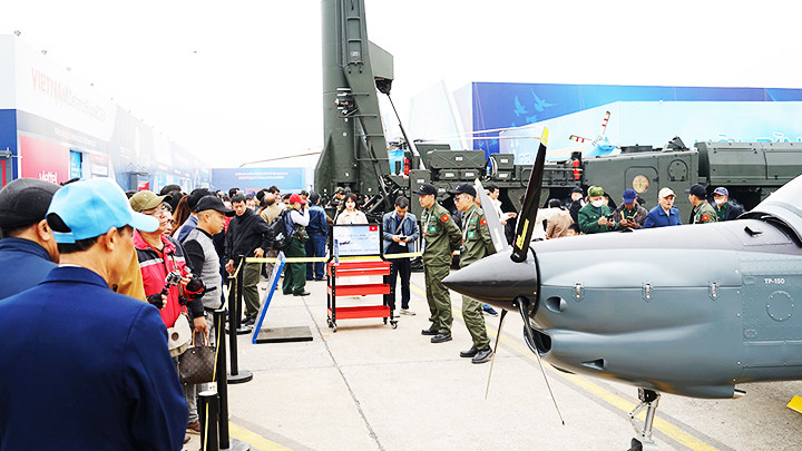 Máy bay huấn luyện Việt Nam lắp ráp.