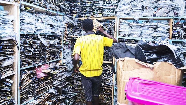 Một trong hàng trăm cửa hàng bán linh kiện điện tử của các thiết bị hỏng ở Ghana.