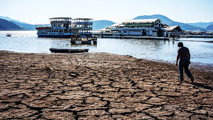 Hạn hán làm cạn kiệt các hồ chứa nước. Ảnh: AP