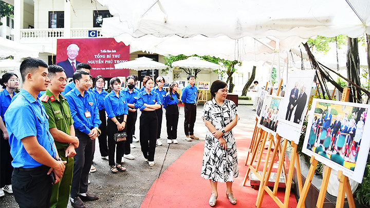 Đoàn viên, thanh niên xã Đông Hội (huyện Đông Anh, Hà Nội) nghe thuyết trình tại triển lãm.