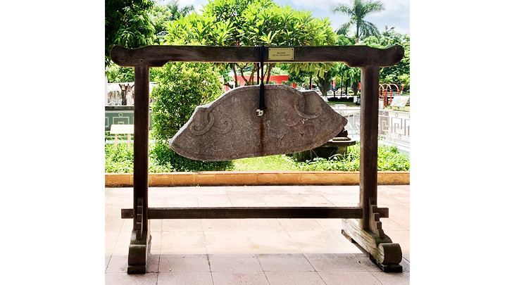 Hiện vật khánh đá, tạo tác thời Nguyễn xuống cấp sau nhiều năm phơi nắng, phơi mưa.