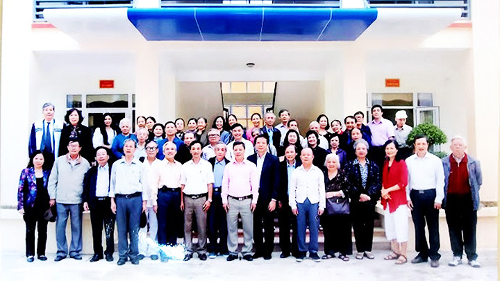 Đoàn cựu sinh viên Khoa Ngữ văn khóa 8 (1965 - 1968) Trường đại học Tổng hợp Hà Nội về thăm xã Vạn Thọ năm 2016.