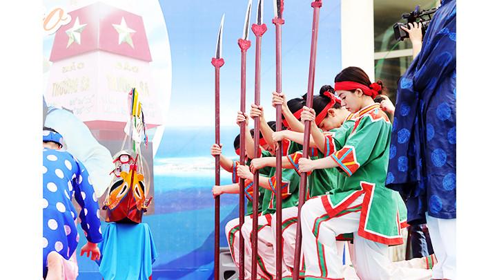 Nghi lễ góp phần phản ánh về lịch sử bảo vệ chủ quyền lãnh thổ. Nghi lễ góp phần phản ánh về lịch sử bảo vệ chủ quyền lãnh thổ.