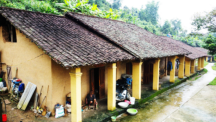 Các căn nhà được làm liền kề sát nhau. Các căn nhà được làm liền kề sát nhau.