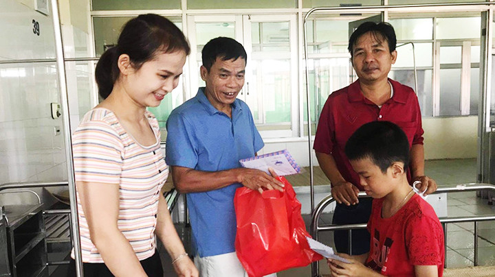 Ông Phạm Anh Tuấn tặng quà cho các bệnh nhi.