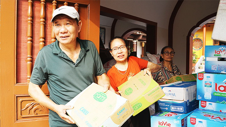Tăng ni phật tử chùa Duệ Tú ủng hộ bà con Lào Cai. Tăng ni phật tử chùa Duệ Tú ủng hộ bà con Lào Cai.