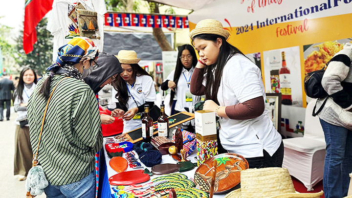 Gian hàng của đại sứ quán Haiti.