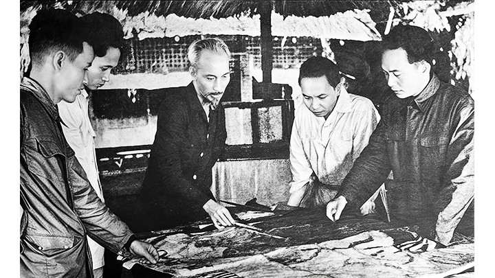 Bộ Chính trị họp bàn mở chiến dịch Điện Biên Phủ (1953). Ảnh:TRIỆU ĐẠI