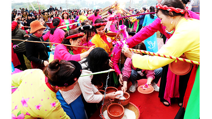 Gạo, nước được đong đều cho các đội.