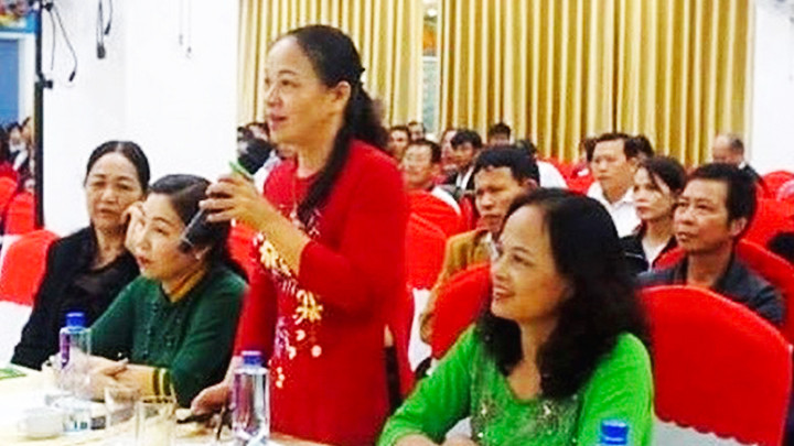 Bà Đào Thanh Hảo phổ biến kỹ thuật trồng chè theo hướng hữu cơ tại Diễn đàn khuyến nông tháng 11/2020.