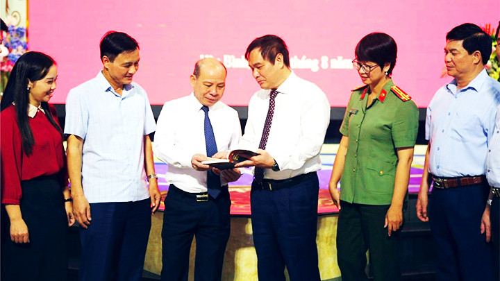 Các đại biểu trao đổi ý kiến bên lề hội nghị.