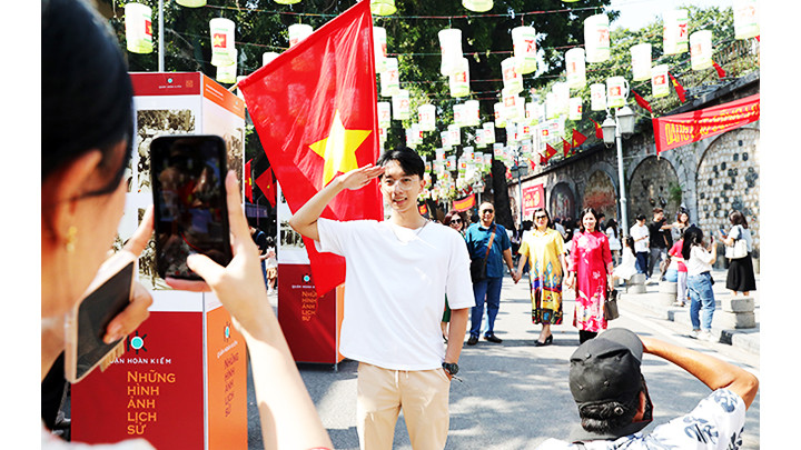 Ngày hội là dịp giáo dục truyền thống lịch sử cho thế hệ trẻ. Ngày hội là dịp giáo dục truyền thống lịch sử cho thế hệ trẻ.