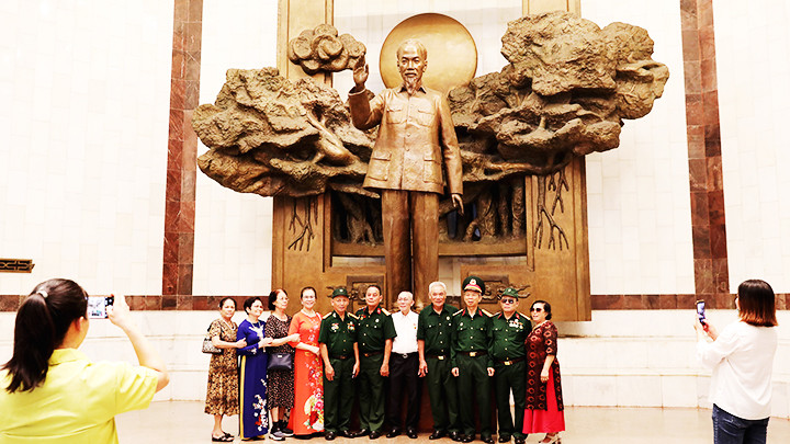 Lưu lại những phút giây kỷ niệm bên Người tại Bảo tàng, Khu Di tích Chủ tịch Hồ Chí Minh tại Hà Nội.