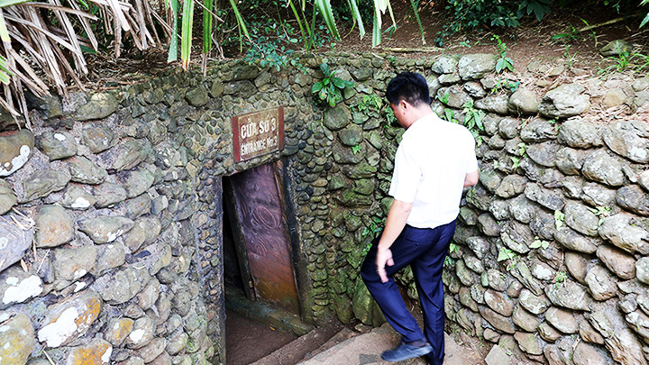 Cửa xuống địa đạo nằm kín đáo dưới các lùm cây.