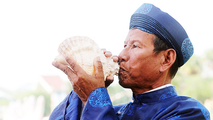 Nghi thức thổi ốc u hiệu lệnh tiễn đưa các hùng binh Hoàng Sa Bắc hải năm xưa. Nghi thức thổi ốc u hiệu lệnh tiễn đưa các hùng binh Hoàng Sa Bắc hải năm xưa.