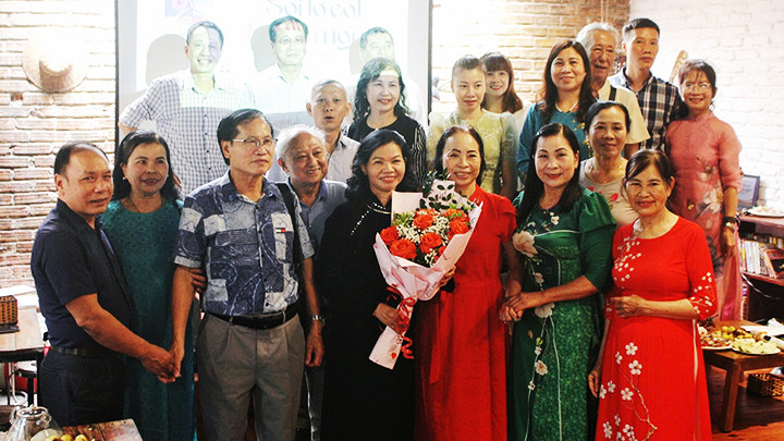 Nhà thơ Nông Thị Hưng trong tình cảm ấm áp của bạn bè, đồng nghiệp.