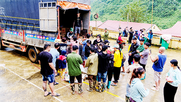 Đồ ủng hộ đến tay bà con xã Yên Lạc (Nguyên Bình, Cao Bằng). Đồ ủng hộ đến tay bà con xã Yên Lạc (Nguyên Bình, Cao Bằng).