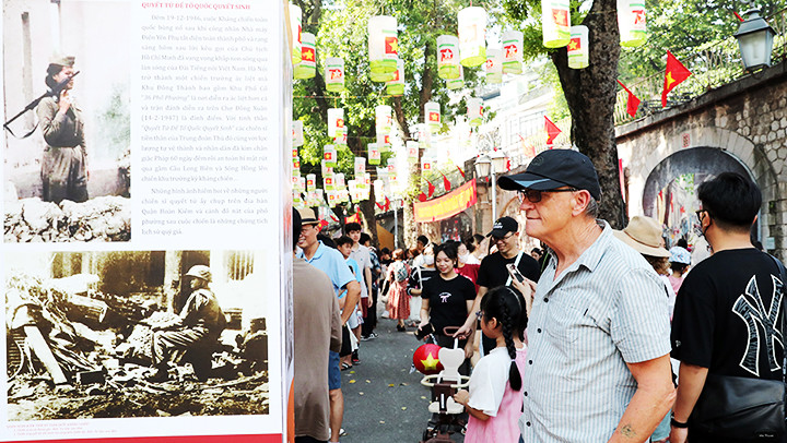 Rực rỡ trong sắc thu. Rực rỡ trong sắc thu.