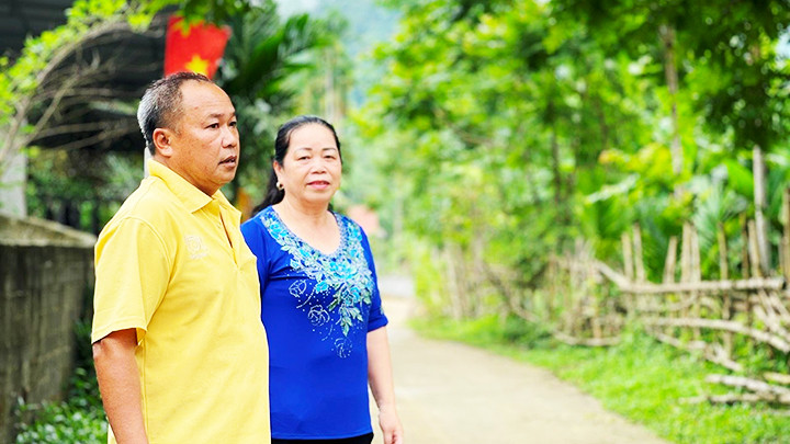 Ông Chiến (áo vàng) ở thôn Thung Tâm hiến hàng trăm m2 đất làm đường. Ảnh: TÂM THANH Ông Chiến (áo vàng) ở thôn Thung Tâm hiến hàng trăm m2 đất làm đường. Ảnh: TÂM THANH