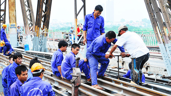 Công nhân sửa chữa đường ray trên cầu Long Biên. Ảnh: NAM HẢI
