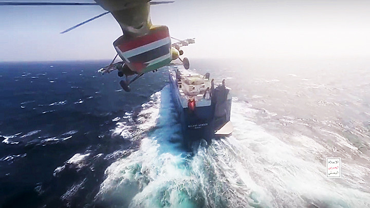 Máy bay trực thăng của Houthi bay sát một tàu chở hàng quốc tế trên Biển Đỏ. Ảnh: REUTERS
