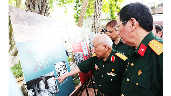 Thiếu tướng Võ Sở (chỉ tay) cùng đồng đội tại Triển lãm “Đường Trường Sơn - Đường Hồ Chí Minh huyền thoại”.