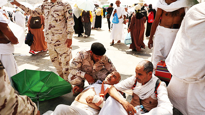 Một người bị sốc nhiệt trong quá trình hành hương.Ảnh: AFP