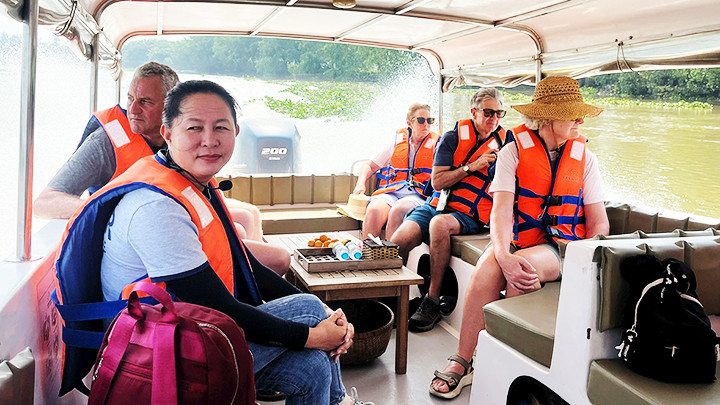 Khách du lịch quốc tế du ngoạn trên sông Sài Gòn. Khách du lịch quốc tế du ngoạn trên sông Sài Gòn.