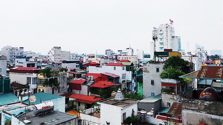 Mật độ xây dựng dày đặc càng hạn chế việc phát triển các không gian xanh và không khí thêm ngột ngạt.