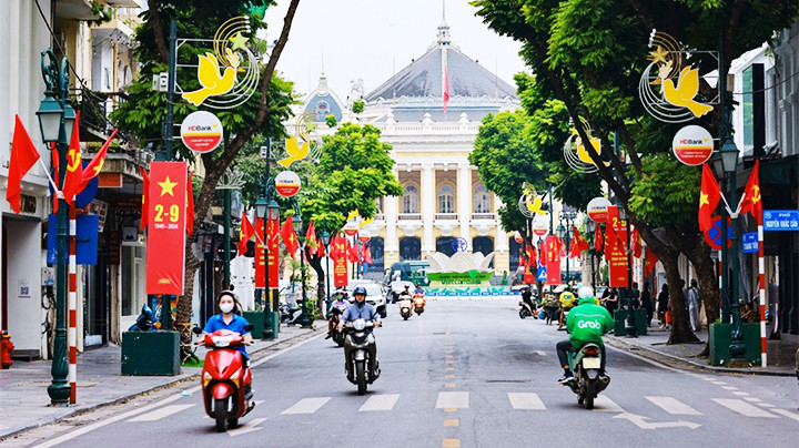 Không khí chào mừng 79 năm Cách mạng Tháng Tám thành công và Quốc khánh 2/9 trên các tuyến phố.
