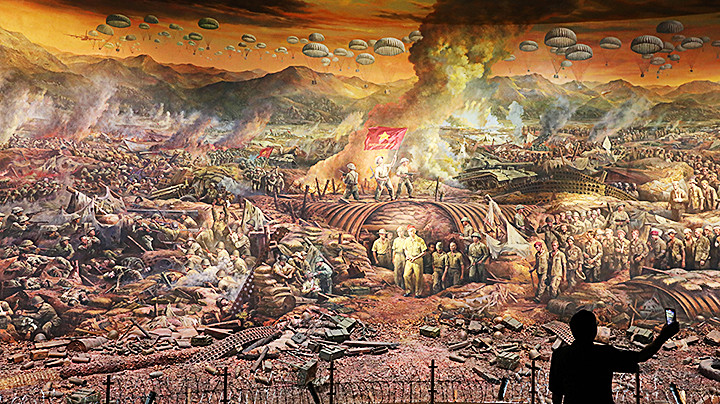 Một phần bức tranh panorama rộng 3.225m2 tái hiện toàn cảnh chiến dịch Điện Biên Phủ.