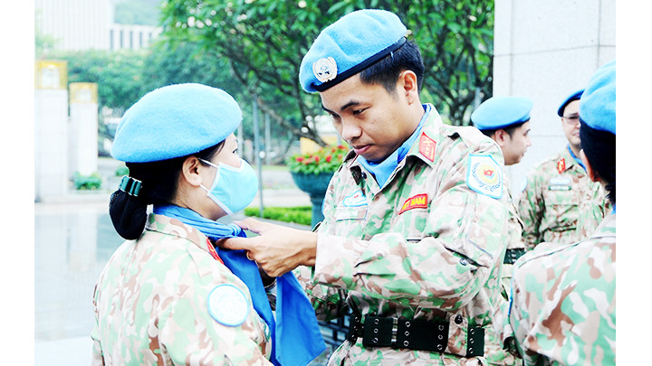 Chỉnh đốn trang phục trước giờ báo công.