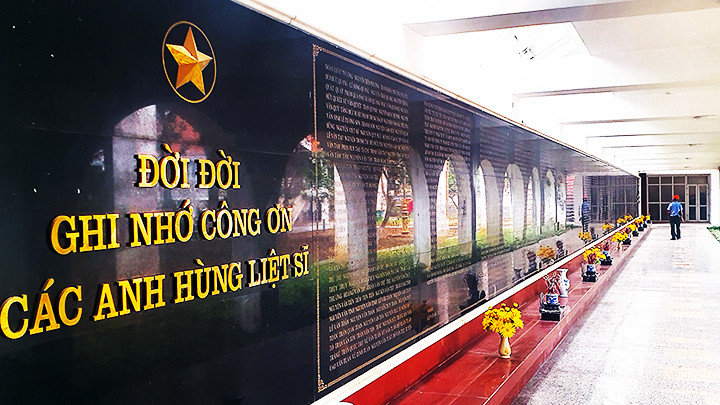 Tên các liệt sĩ được khắc trên tấm bia đá lớn trong Nghĩa trang liệt sĩ A1.