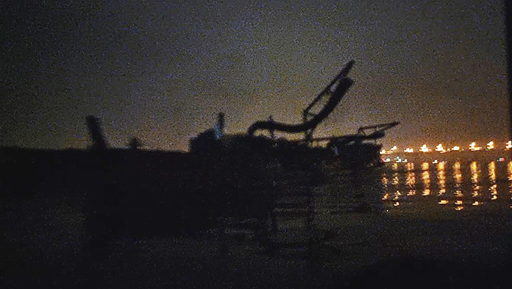 Lúc 22 giờ 38 phút ngày 24/10/2023, cát tặc hoạt động tại khu vực gần cầu Thanh Trì.