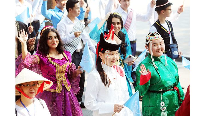 Bạn bè quốc tế hòa mình trong ngày vui của Hà Nội. Bạn bè quốc tế hòa mình trong ngày vui của Hà Nội.