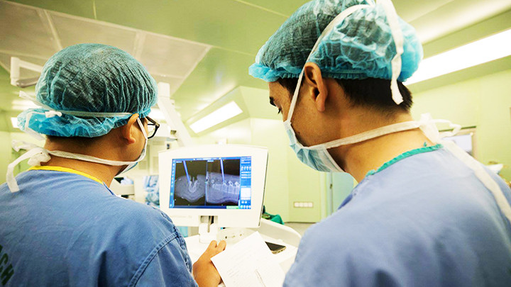 Một hình ảnh trong ca mổ chỉnh cong vẹo cột sống thắt lưng. Một hình ảnh trong ca mổ chỉnh cong vẹo cột sống thắt lưng.