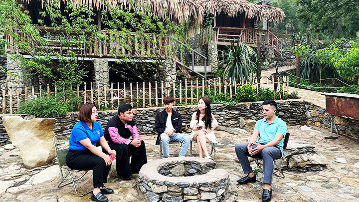 A Của và các du khách tại homestay của mình. Ảnh: VÂN ANH