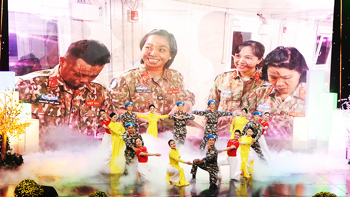 Tiết mục văn nghệ trong chương trình kết nối trực tuyến với lực lượng Việt Nam tham gia hoạt động gìn giữ hòa bình Liên hợp quốc dịp Tết 2024. Ảnh: HẢI NAM Tiết mục văn nghệ trong chương trình kết nối trực tuyến với lực lượng Việt Nam tham gia hoạt động gìn giữ hòa bình Liên hợp quốc dịp Tết 2024. Ảnh: HẢI NAM