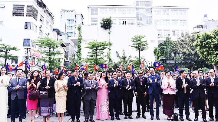 Các đại biểu tham gia Lễ khánh thành Quảng trường ASEAN. Các đại biểu tham gia Lễ khánh thành Quảng trường ASEAN.