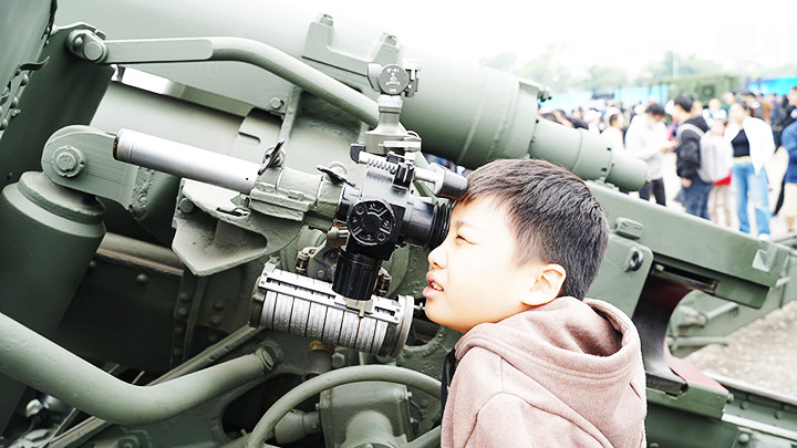 Tập làm chiến sĩ pháo binh.