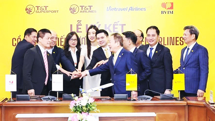 Các cổ đông chiến lược thể hiện quyết tâm đưa Vietravel Airlines phát triển. Các cổ đông chiến lược thể hiện quyết tâm đưa Vietravel Airlines phát triển.