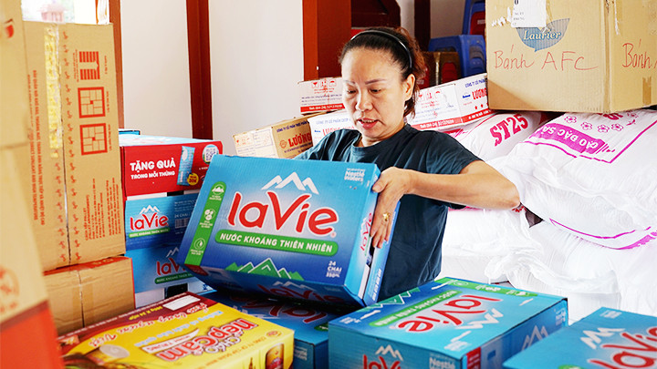 Điểm tiếp nhận hàng cứu trợ tại phường Quan Hoa (Cầu Giấy, Hà Nội). Điểm tiếp nhận hàng cứu trợ tại phường Quan Hoa (Cầu Giấy, Hà Nội).