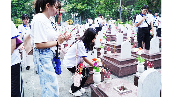 Thanh niên, sinh viên kiều bào thắp hương tưởng nhớ các Anh hùng liệt sĩ tại Nghĩa trang Trường Sơn. Thanh niên, sinh viên kiều bào thắp hương tưởng nhớ các Anh hùng liệt sĩ tại Nghĩa trang Trường Sơn.