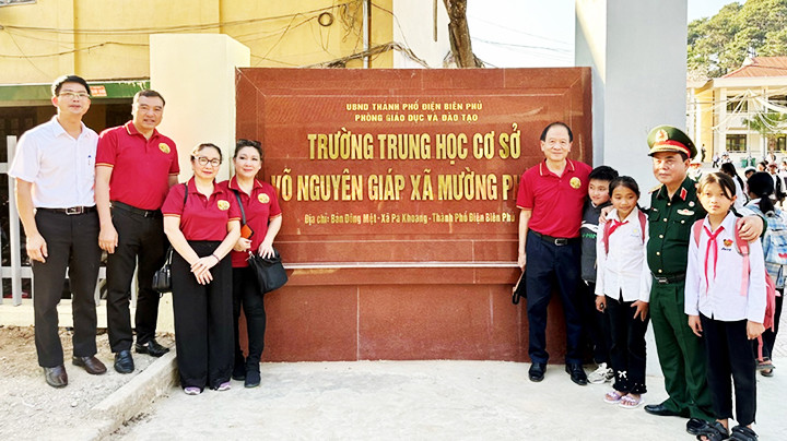 Anh Võ Hồng Nam, chị em Thu Hương, Thúy Hường và tác giả thăm Trường THCS Võ Nguyên Giáp, xã Mường Phăng. Anh Võ Hồng Nam, chị em Thu Hương, Thúy Hường và tác giả thăm Trường THCS Võ Nguyên Giáp, xã Mường Phăng.