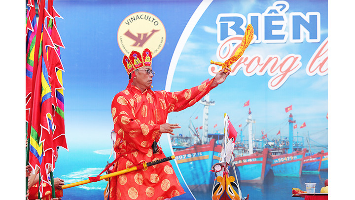 Thầy pháp dùng khăn ấn gọi hồn các hùng binh. Thầy pháp dùng khăn ấn gọi hồn các hùng binh.