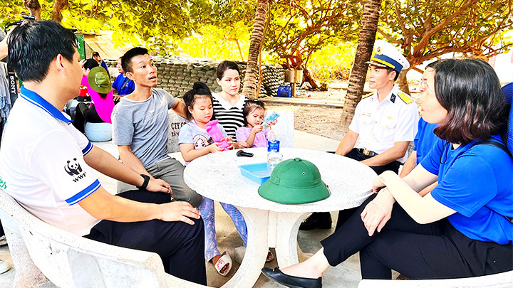 Quân và dân đất liền thăm hỏi, trò chuyện cùng một gia đình trên thị trấn Trường Sa (đảo Trường Sa lớn).