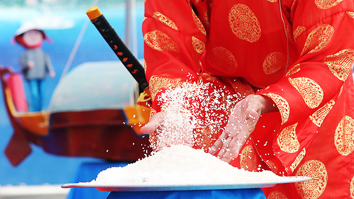 Cúng muối gạo cho các hùng binh. Cúng muối gạo cho các hùng binh.