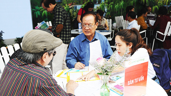 Tư vấn cho khách hàng lựa chọn kỳ nghỉ phù hợp. Ảnh: SONG ANH