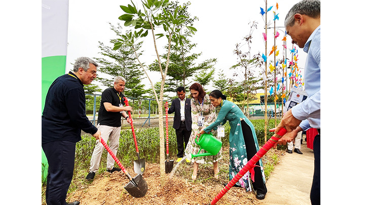 Đại biểu ngoại giao quốc tế hưởng ứng Tết trồng cây.