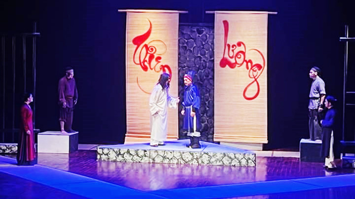 Cảnh trong vở “Vang bóng một thời”.